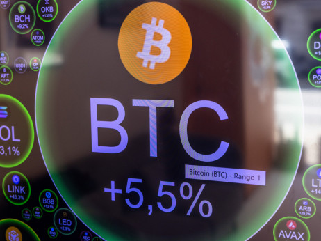 Биткоинот порасна до нов рекорд бидејќи инвеститорите купуваат поризични средства