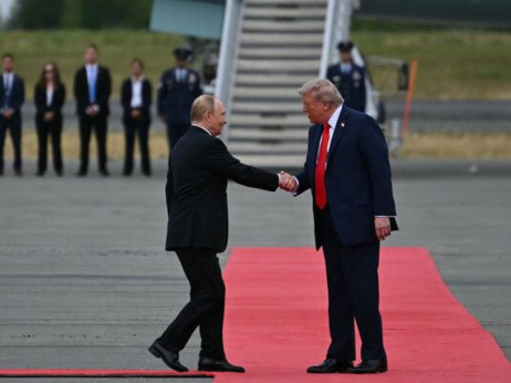 Трамп и Путин се возеа сами со лимузина пред состанокот - ќе има ли крај на војната