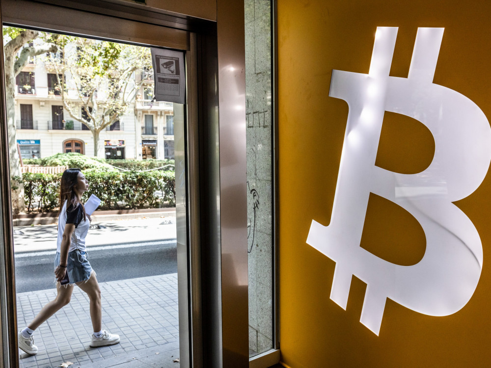 Вредноста на биткоинот паѓа, инвеститорите го префрлаат фокусот на етерот