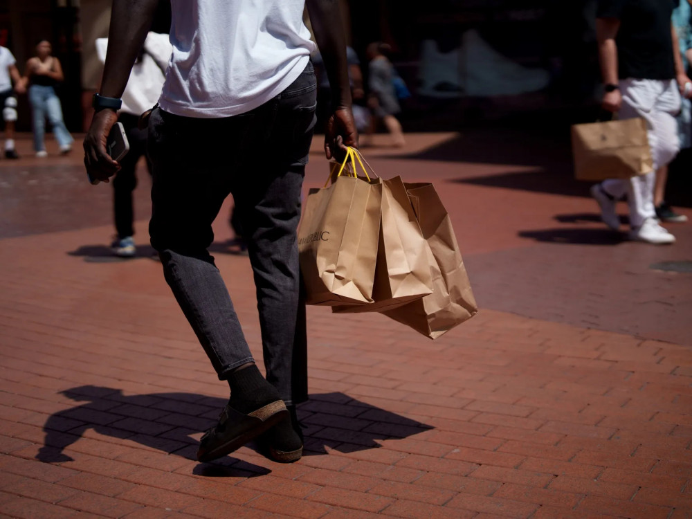 Акциите се намалија во претпазливо тргување пред објавата на податоците за инфлацијата