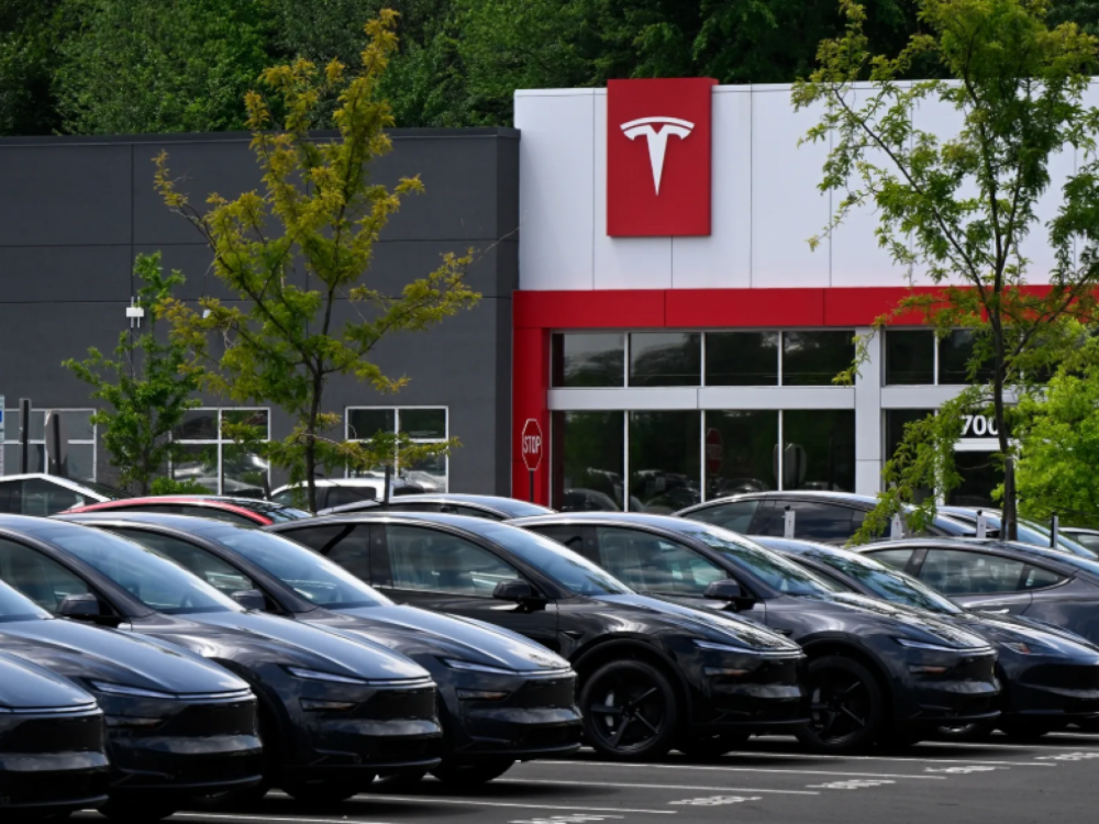 „Тесла“ ја намалува цената на два најпродавани модела