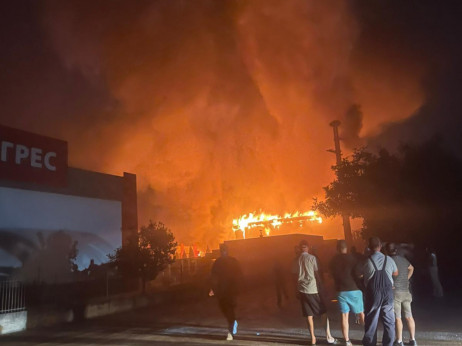 Пожарот во „Макпрогрес“ ставен под контрола, повредени се неколку пожарникари