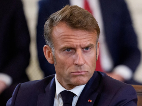 Макрон во потрага по нов премиер по гласањето недоверба на Бајру