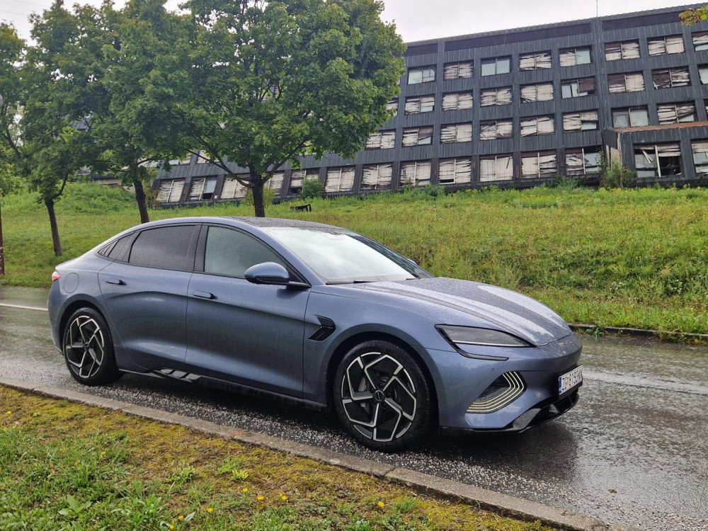 Проверивме дали „БЈД сил“ навистина може да му парира на „порше“, за една третина од цената