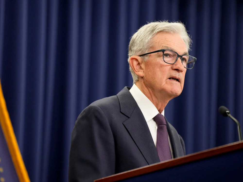 Пауел ги обединува колегите од Фед додека растат ризиците