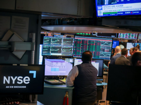 Преглед на пазарите: Акциите растат, забавува распродажбата на златото