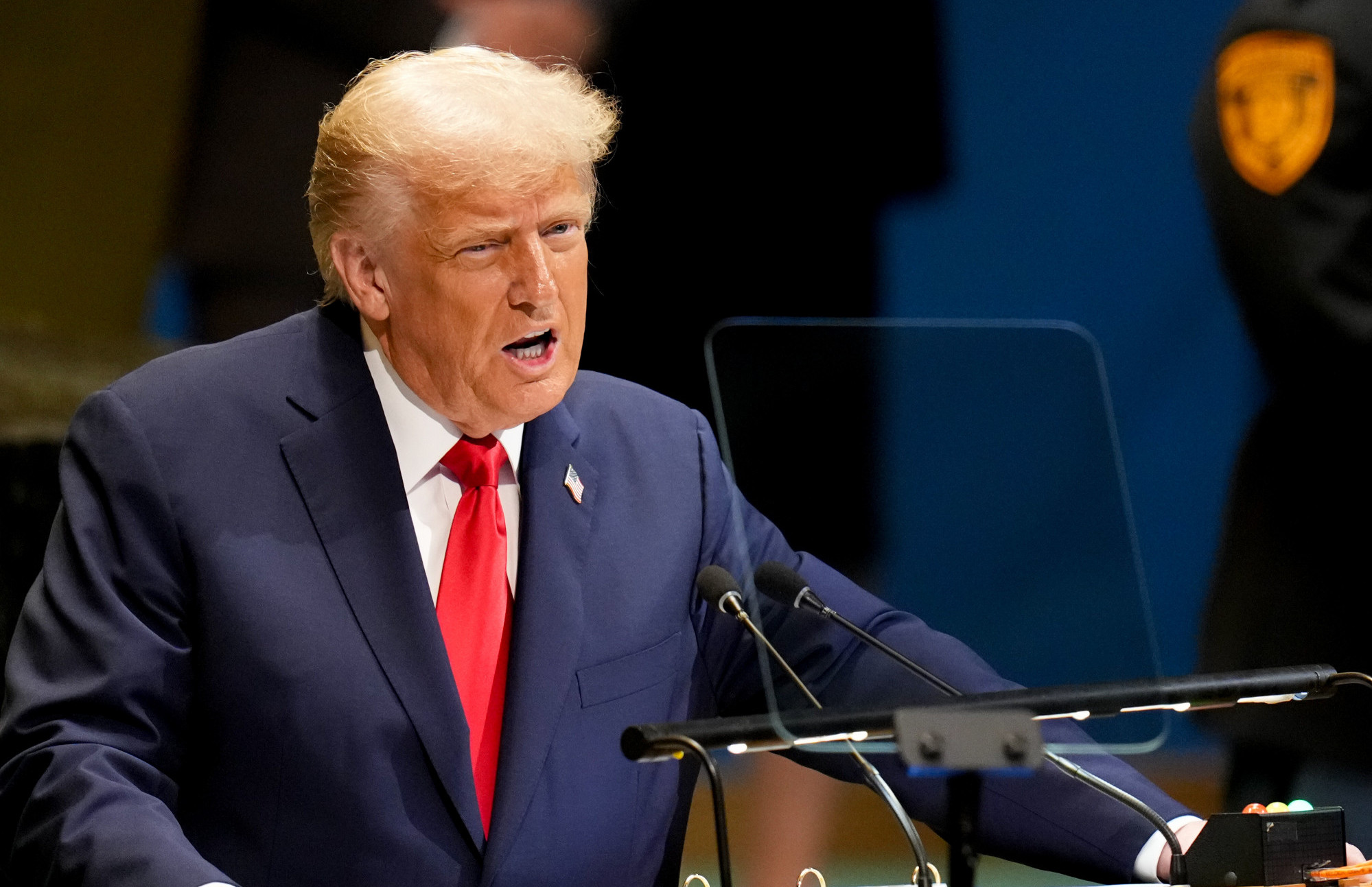 Нов трговски земјотрес: Трамп се закани со 100% царини за Кина