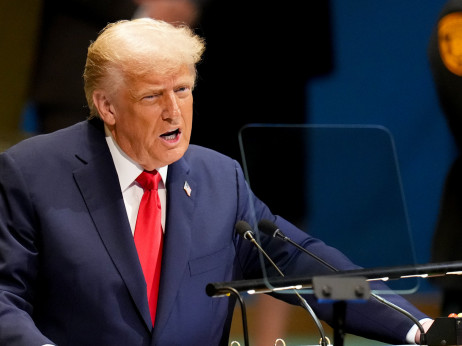Нов трговски земјотрес: Трамп се закани со 100% царини за Кина
