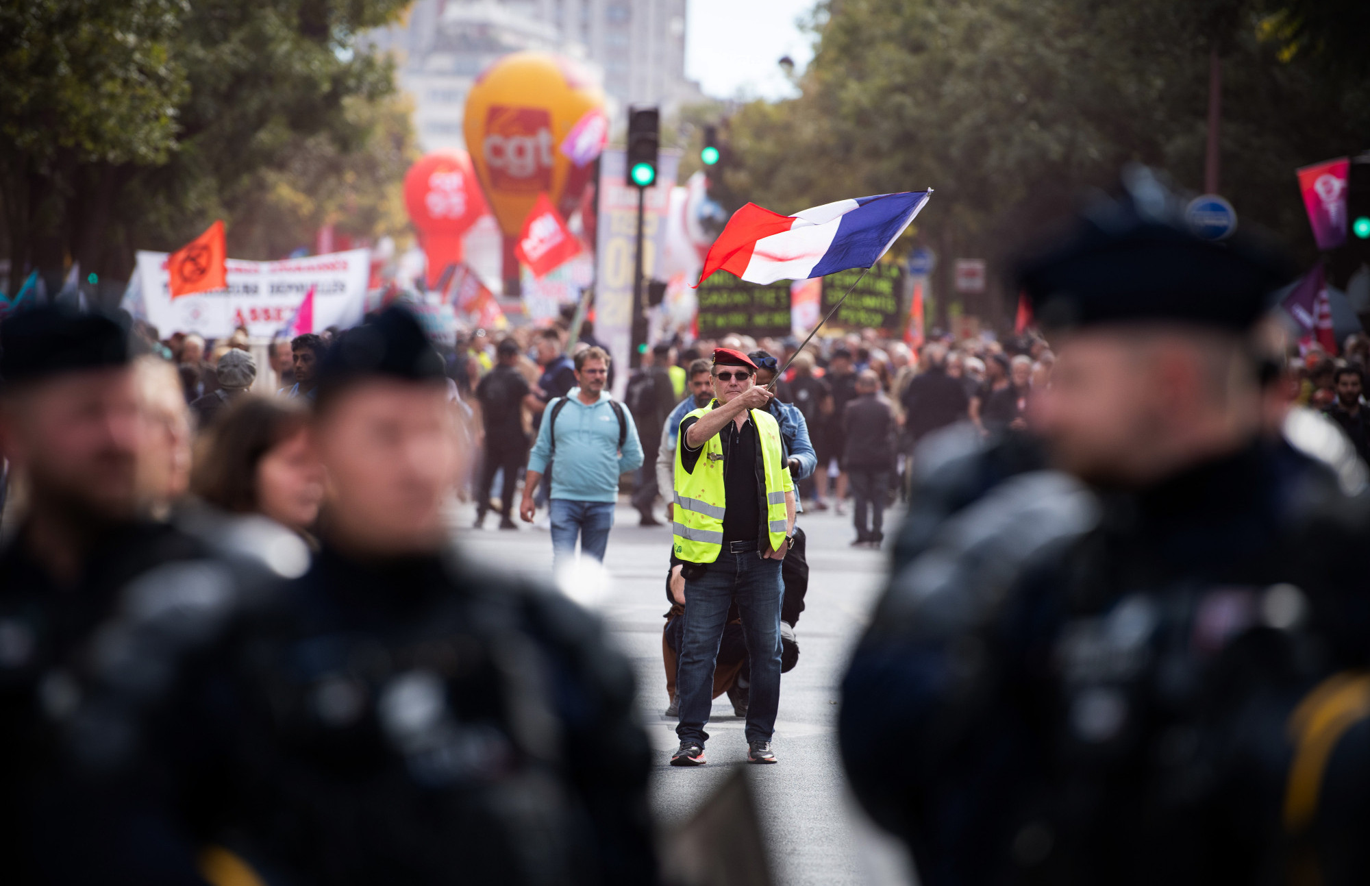 Француската економија добро ја „поднесува“ политичката криза