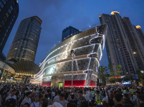 Кинескиот луксузен пазар оживува, ЛВМХ отвора продавници во декември