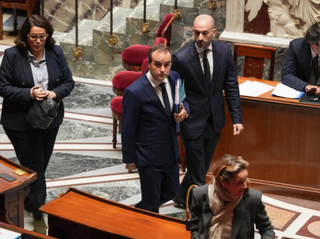 Данокот за богатство не помина, Лекорну во обид да добие поддршка за буџетот