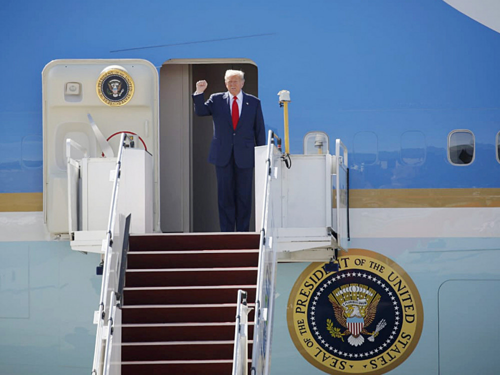 Трамп со танц ја почна турнејата во Азија: Се очекува успешна средба со Шји