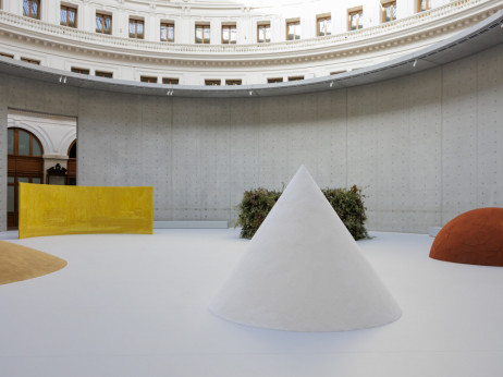 Зошто минимализмот е сè поважен во луксузната мода и во уметностa