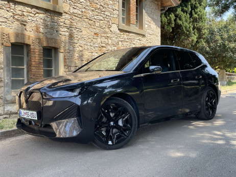 Тест на „БМВ иХ драјв60“: Баварската авангарда го возвраќа ударот