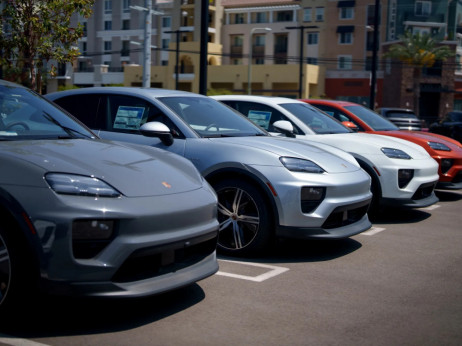 По тешката 2025-та, европските производители на автомобили ја гледаат светлината во 2026-та