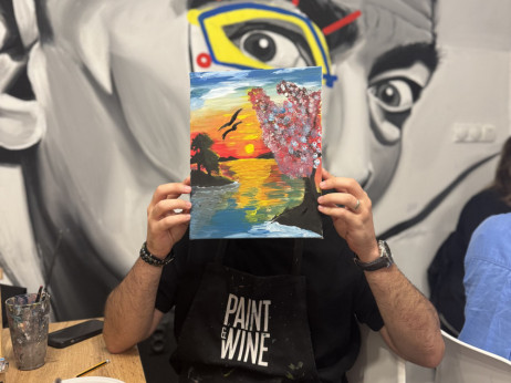 Скопјани почнаа масовно да сликаат, виното ги ослободува