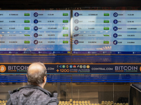 Криптовалутите тонат, расте стравот низ финансиските пазари