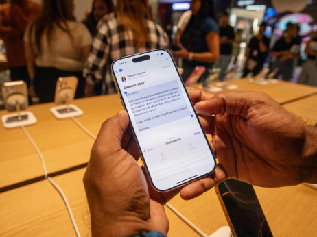 „Епл“ преговара за договор од милијарда долари годишно со „Гугл“ за надградба на Сири