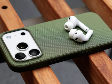 Слушалките „ерподс“ преведуваат на вашиот јазик, но ја „крадат“ магијата на патувањата