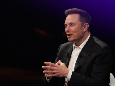 „Тесла“ го гаси производството на два модели автомобили, ќе прави роботи