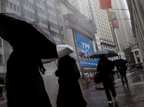 Берзите паѓаат додека расте неизвесноста околу Фед во пресрет на клучните податоци