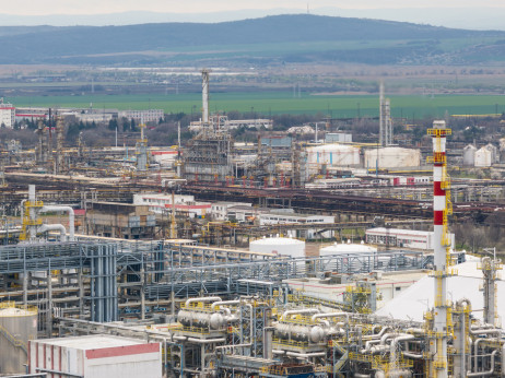 Цената на нафтата мирува додека мировниот договор за Украина добива на интензитет