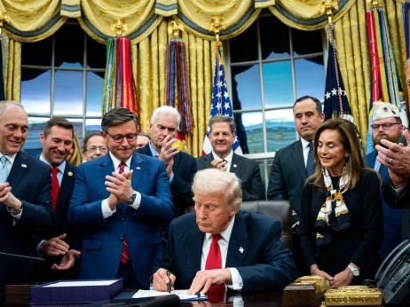 Трамп го потпишазаконот за буџетот, заврши рекордното затворање на американската влада