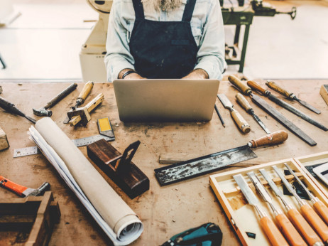 Водоводџиите, фризерите, молерите остануваат човечки професии: До кога во Македонија?