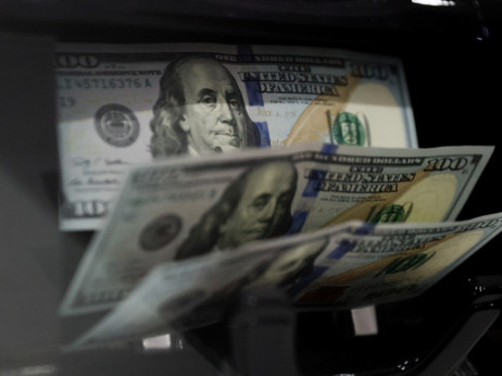 Трамп го поздравува слабиот долар. Дали тоа е можност за еврото и јуанот?