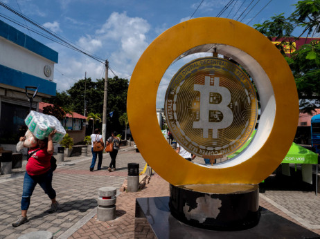 Биткоинот го брише годишниот раст додека расте мечкиното расположение на криптопазарот