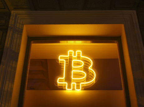 Трговиците сè поубедени дека биткоинот ќе падне до 80.000 долари