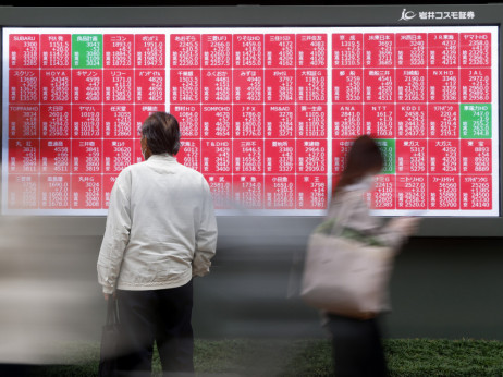 Преглед на берзите: Пад на акциите пред резултатите на „Енвидија“, биткоинот се лизга надолу