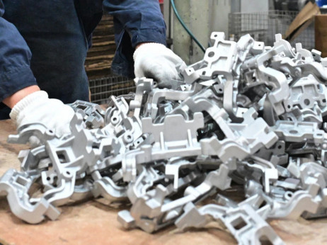 По инвазијата на кинеските ЕВ, германските производители ги притискаат и евтините автоделови