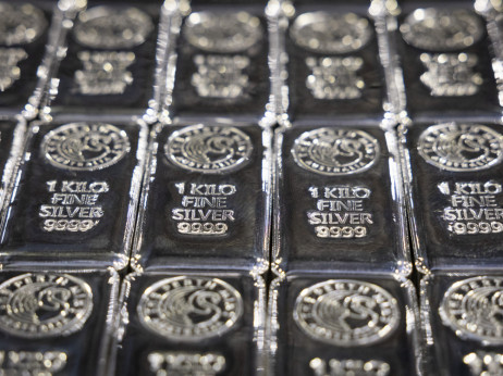 Среброто се повлекува од рекордното ниво поради загриженост од прегревање