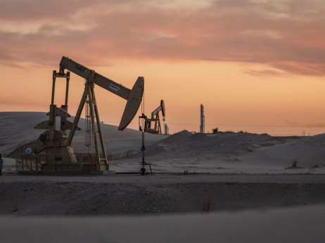 Цената на нафтата благо расте, во фокусот се преговорите за Украина и ветувањето на Кина за раст во 2026.