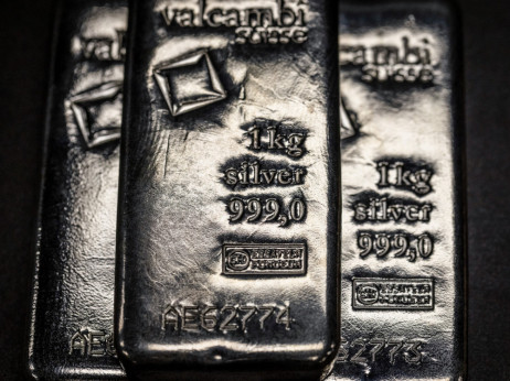 Среброто се држи близу рекорд, инвестициите во ЕТФ го зајакнуваат растот