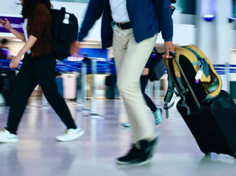 САД ќе воведат задолжителни проверки на социјалните мрежи за некои патници