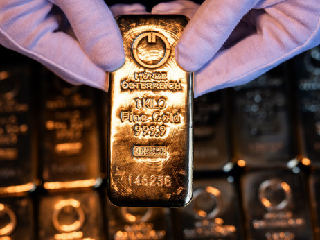 Златото е близу нов рекорд поради облозите за намалување на каматните стапки во САД