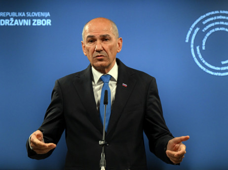 Upokojencem, ki delajo, polna pokojnina - zakaj vladajoči nasprotujejo?