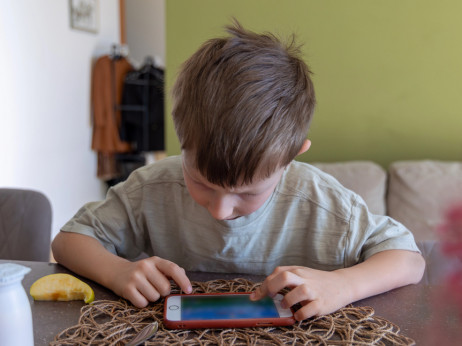 Јутјуб за бебиња: Како апликациите го менуваат животот на малите деца