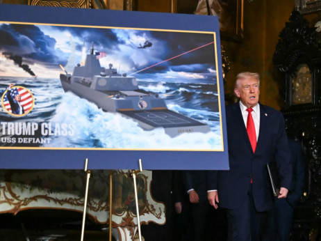 Трамп го претстави воениот брод именуван по него