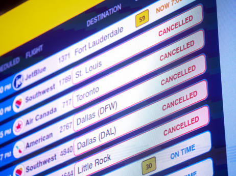 Нарушен празничен викенд во САД - снежна бура во Њујорк, поплави во Калифорнија