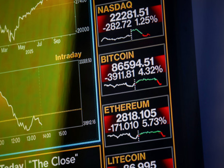 Razprodaja na kriptotrgu: bitcoin izgublja tla pod nogami, ether in solana ob več kot desetino
