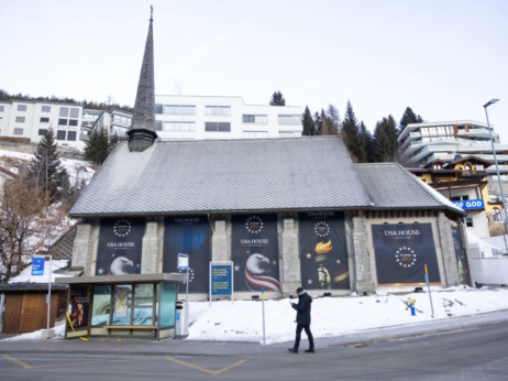 Милијардери измамени во Давос - лажни ВИП влезници за пристап до Трамп