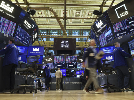 S&P 500 на рекордно ниво додека Ормуз гори - дали нафтата ќе оди над 100 долари?