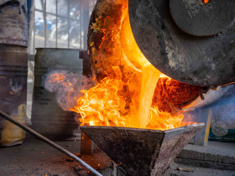 Златото и бакарот го предводат растот на металите, доларот слабее: Преглед на пазарите