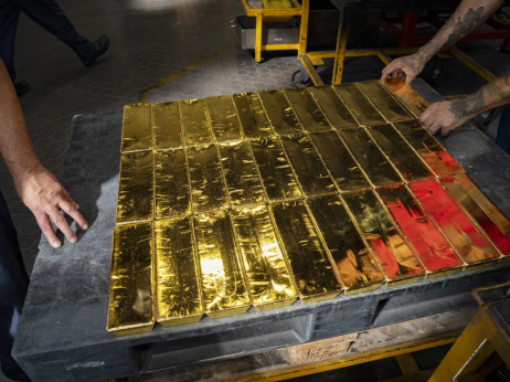 Златото и среброто паѓаат, доларот расте: Играта ја води ФЕД