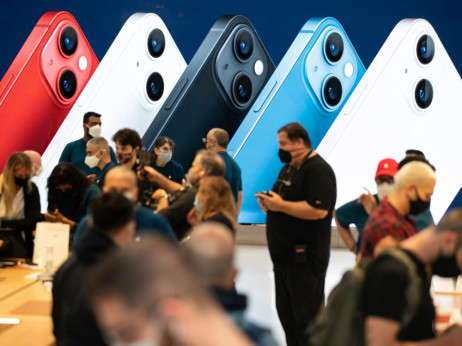 „Епл“ објави рекордна квартална продажба, но предупреди на растечки трошоци за компоненти