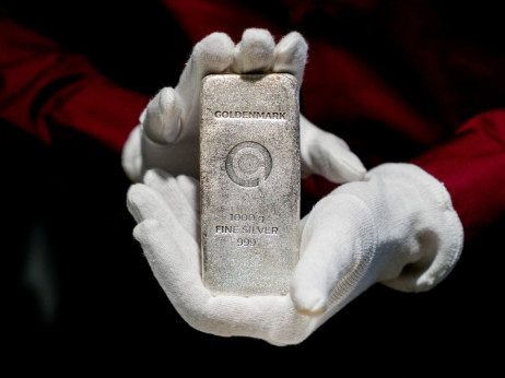 Slabi dolar, a cena zlata i srebra samo skače – šta tržišta poručuju, a šta kažu stručnjaci