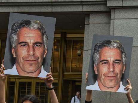 Универзитетот „Колумбија“ ја запишал „со врски“ девојката на Епстајн